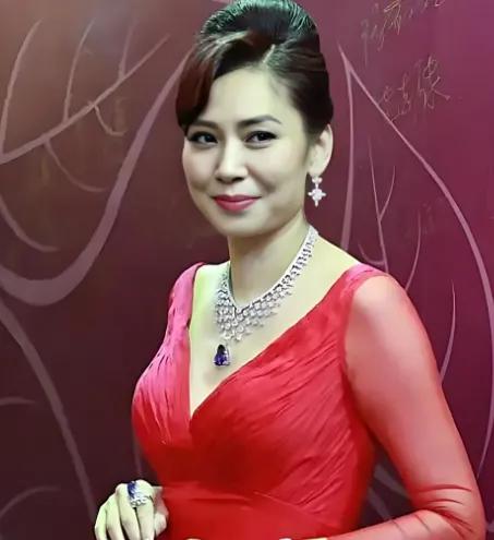 1982年，赌王何鸿燊icon对19岁的邝美云icon说：靓女，有没有兴趣做我的