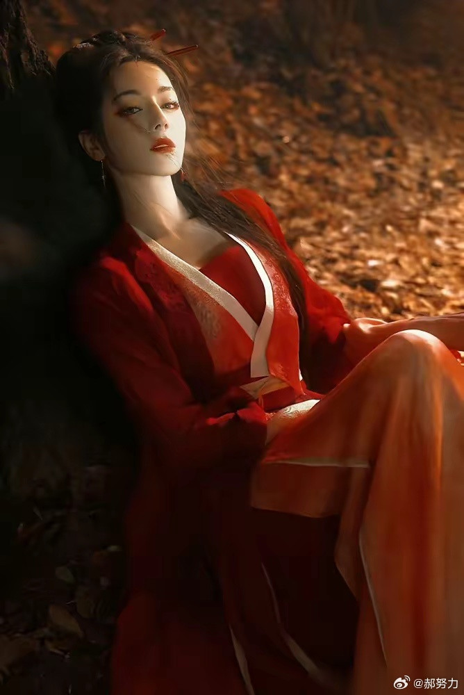 别吹什么“女鬼天花板”了。迪丽热巴这部新剧，能从资本手里抢回名字，全靠粉丝拿命