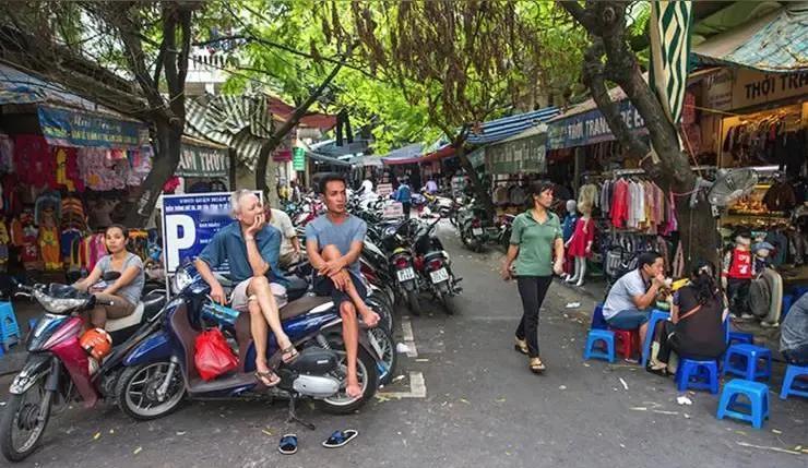 越南街头，晚上十点敢一个人遛弯，手机还敢揣兜里。中国游客去多了，警察见了都点头