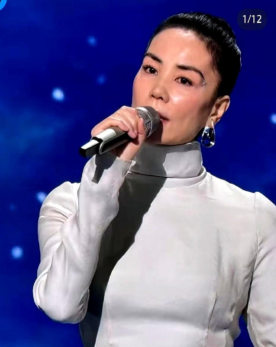 王菲的眉毛，直接把人看懵了。央视春晚舞台上，她唱着《你我经历的一刻》，眉尾却