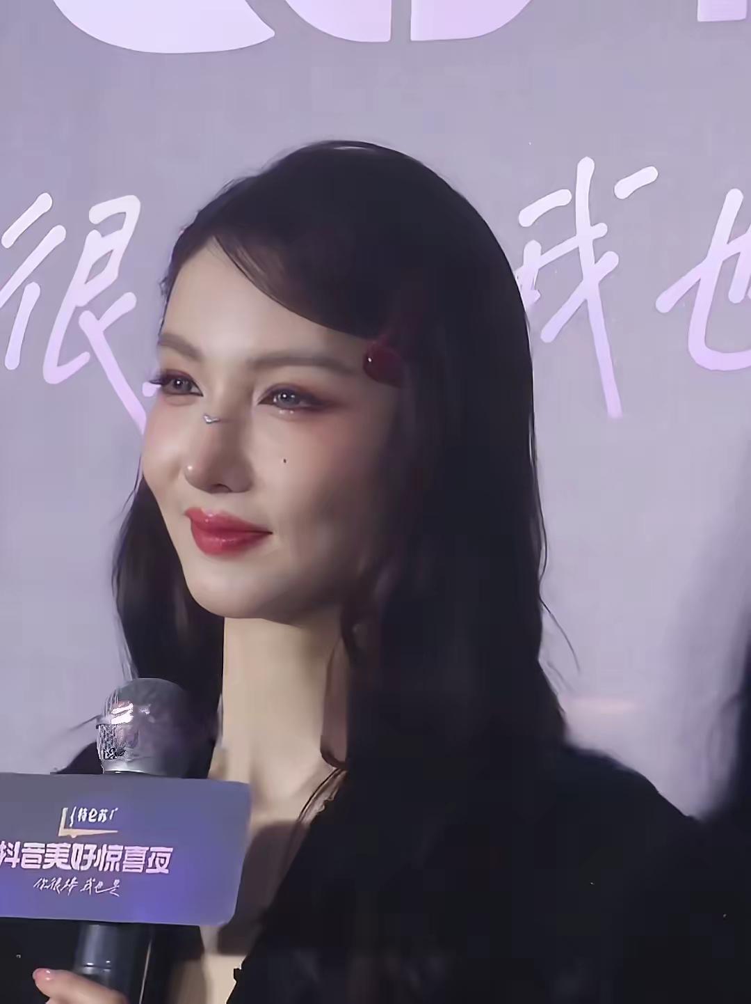 金晨又变脸啦，而且是越变越好看的那种，真让人羡慕！明星整容早已见怪不怪，只是其