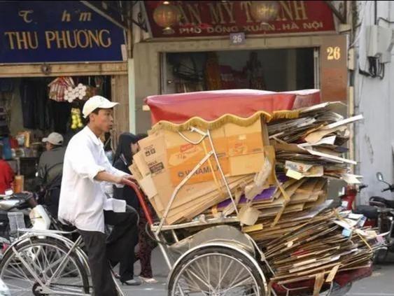 中国纸壳子能卖钱，为什么到了美国纸壳子就卖不了钱了呢？我国废纸箱能卖钱、美国却