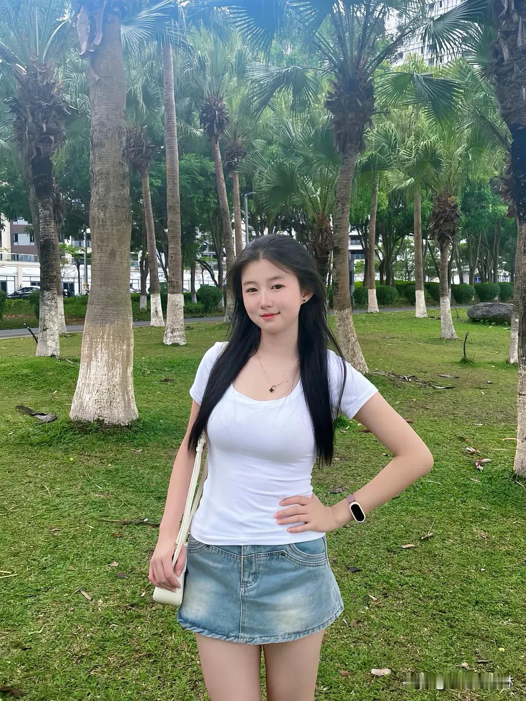 清晨，阳光洒满公园小径女孩的裙摆随风轻扬，耳机里藏着整个宇宙她走过