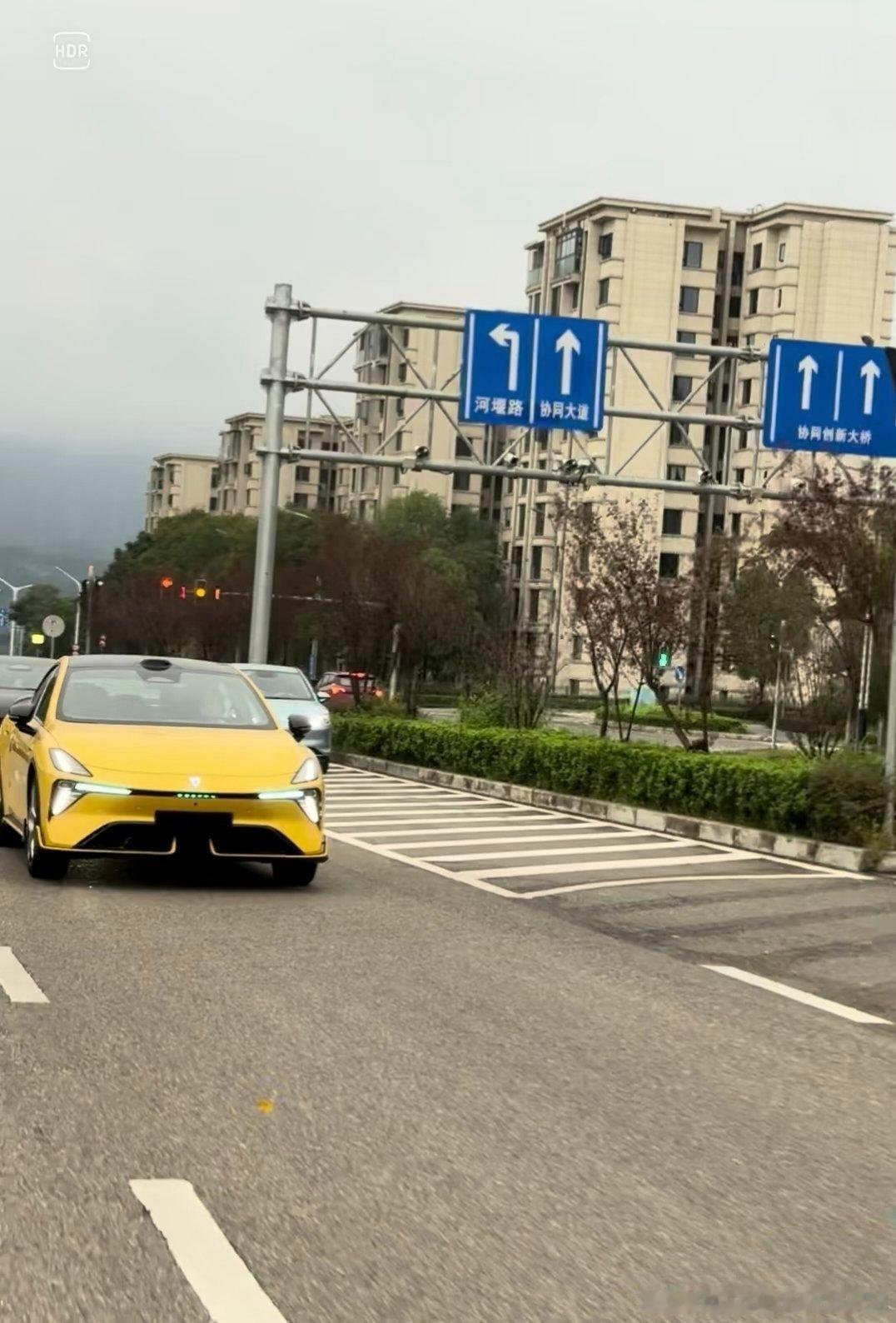 路上偶遇一台黄色27款深蓝L06路试车，来自老车主的悲伤[哭哭]，这颜值也太狠了！低趴轿跑姿态，运动