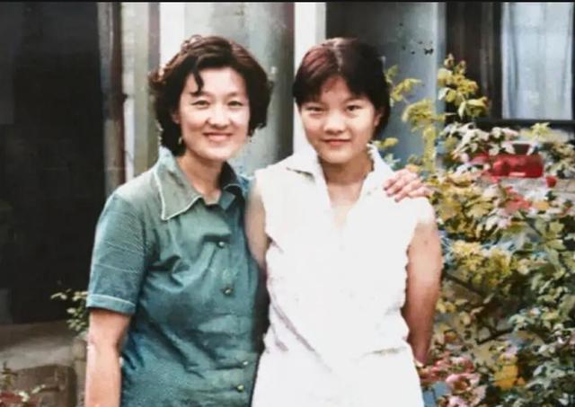 1980年，洪晃和母亲章含之的罕见合影，气质高贵典雅！章含之的45岁，是外交