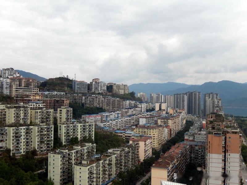 过去那几年。高位买房的人，资产缩水一小半儿；投身股海的人，多是上下沉浮，一直