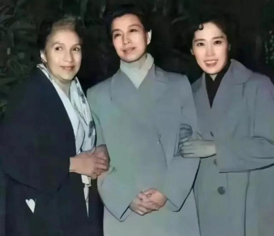 1954年北京国庆节期间！左起：赫鲁晓夫的夫人-妮娜·彼得罗夫娜，江青，王光美！