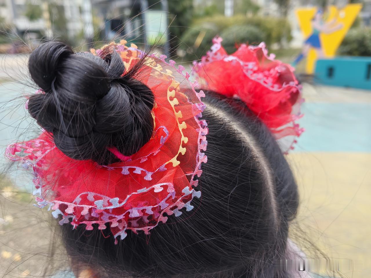 再现三十年前头花今日楼下带娃玩玩儿，发现一个六七岁的女孩头上撇着两朵花，定睛一