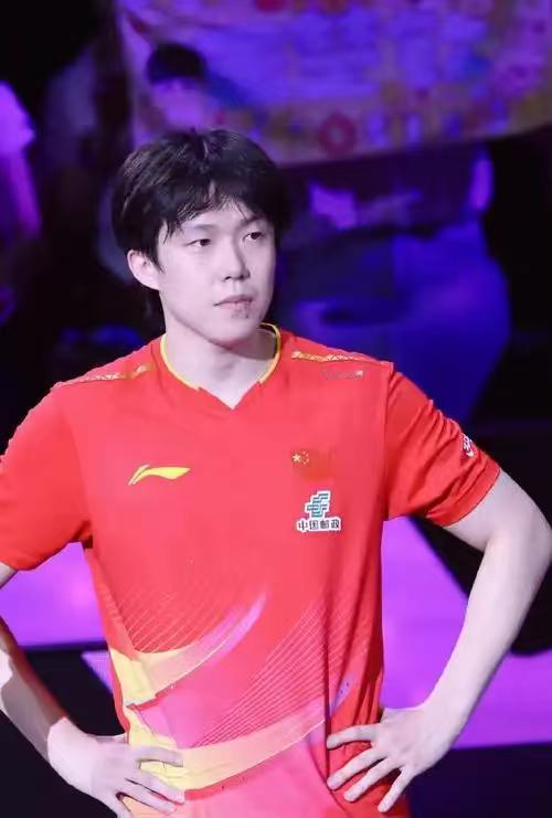 【王楚钦拒绝签白纸引热议！这不仅是情商，更是法律智慧】近日，乒乓球世界冠军王