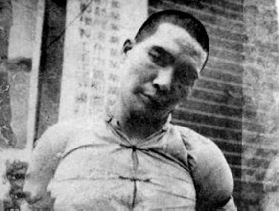 1950年，托儿所的女所长去买菜，发现菜贩子有些眼熟，说话时还带有河南口音，经过