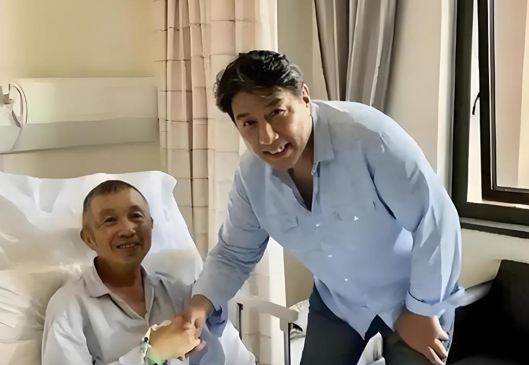 2018年8月，上海瑞金医院的一间普通病房里，71岁的粟寒生靠在病床上，身着浅蓝