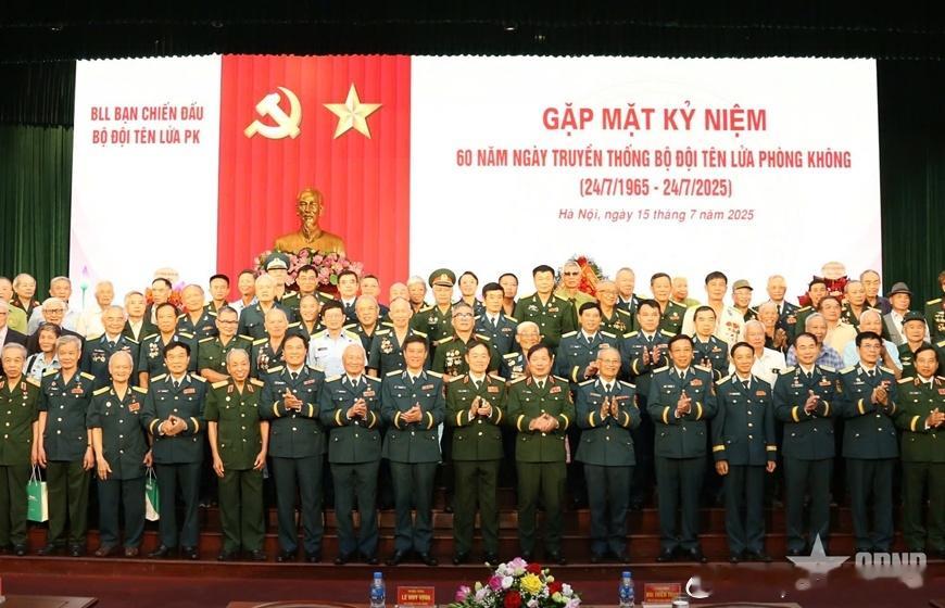 2025年7月15日，越共中央委员、国防部副部长LêHuyVịnh黎辉咏上将