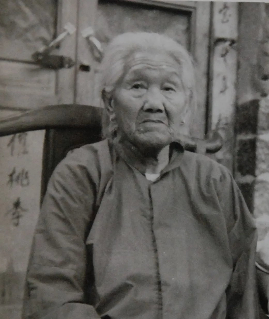 1941年，战士毕铁华被捕，敌人对他严刑拷打，全身被烙铁烙烂了，敌人以为他死了，