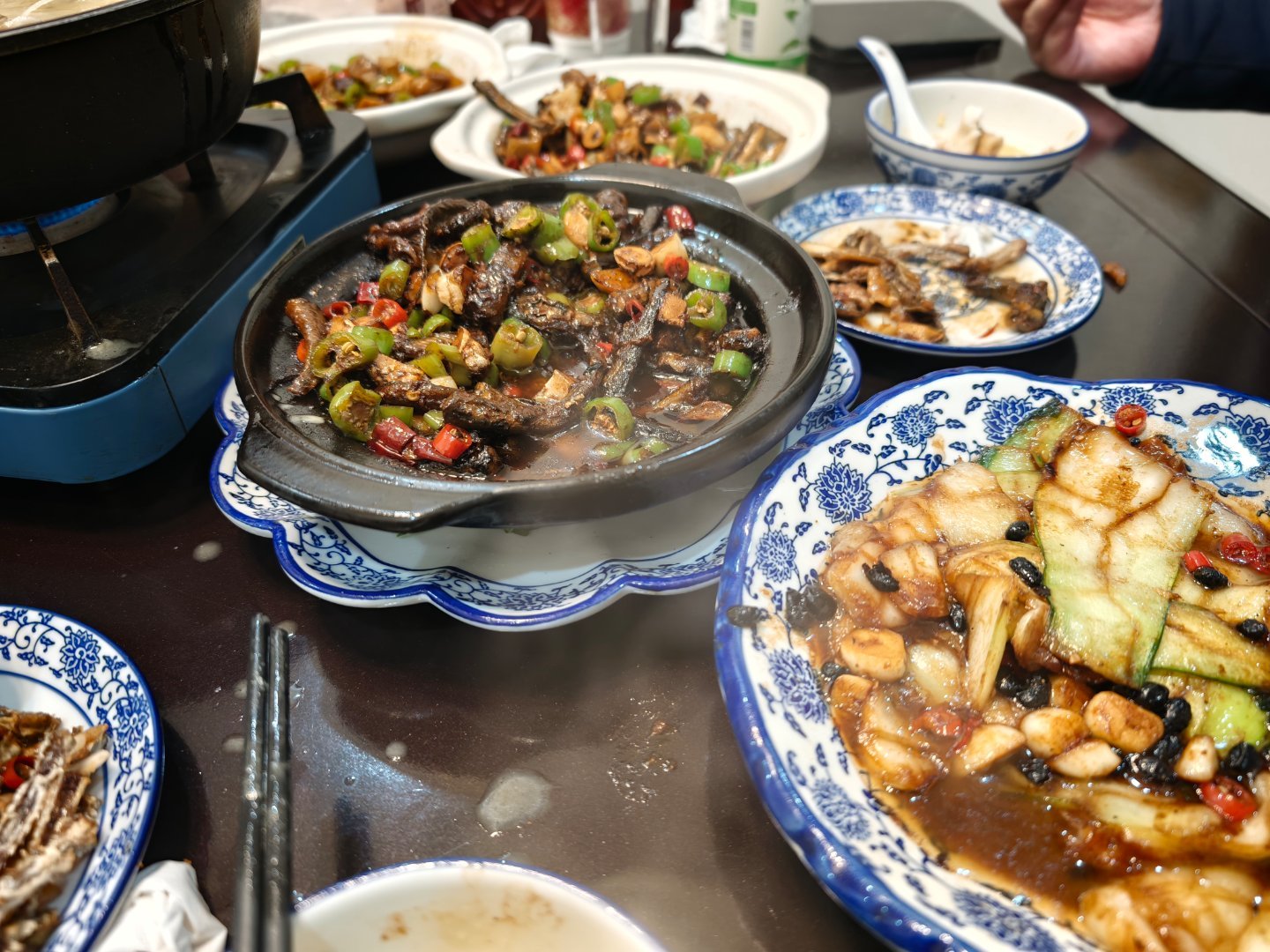 给朋友点了一桌“不辣”的南昌菜，现在朋友满头大汗辣的起飞但是疯狂吃南昌