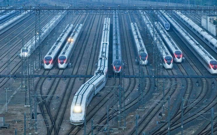 为什么中国的铁路只能一家垄断，而民航却可以百花齐放？其实说白了，一旦铁路不归国家