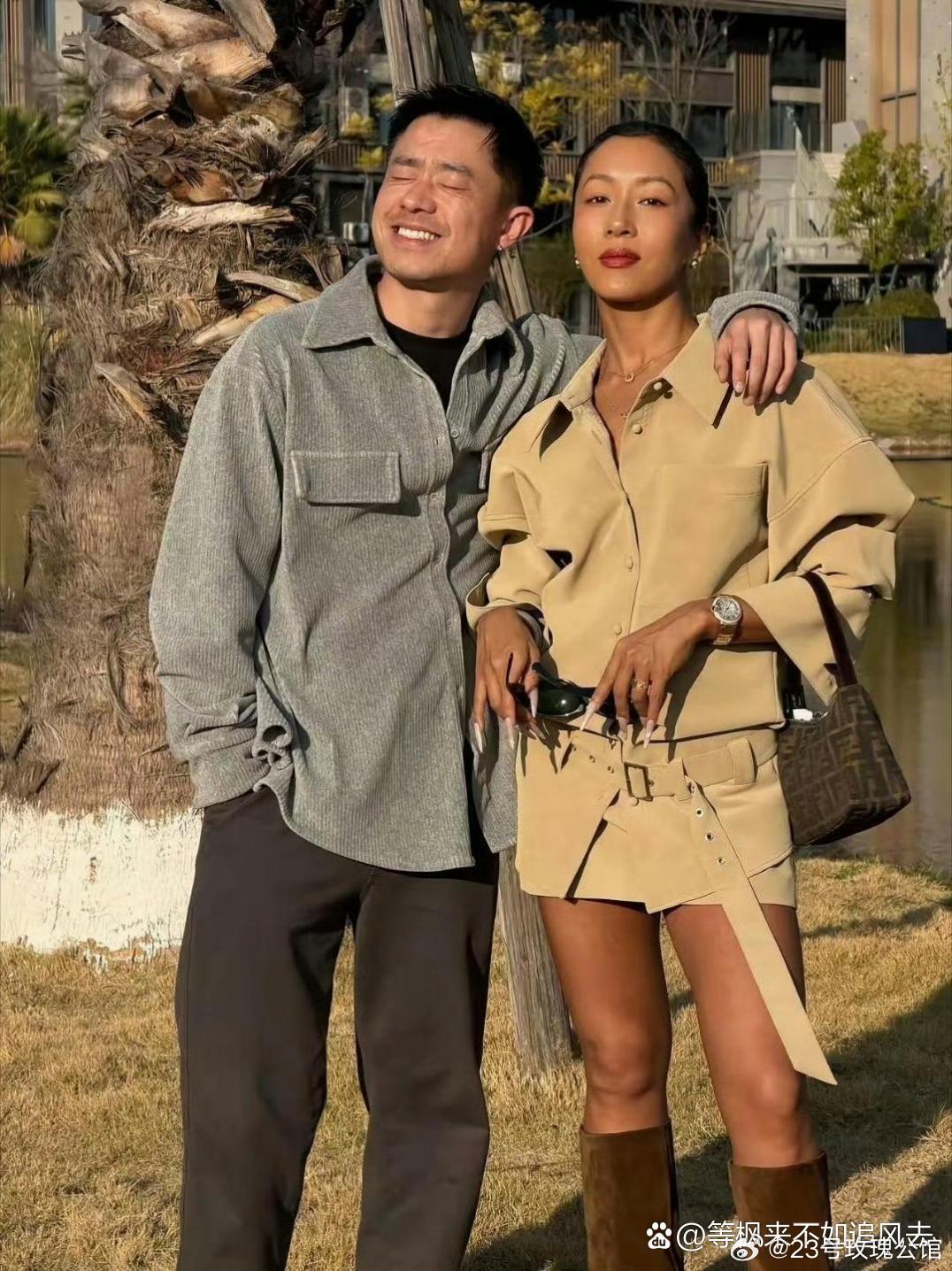 吉克隽逸晒出和现任丈夫金思辰的同框照，看着还挺般配的。