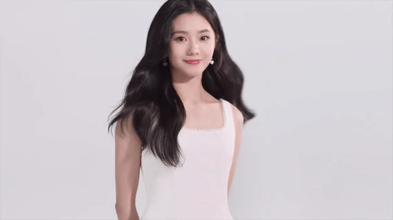 韩束刘浩存韩束品牌全球代言人官宣TVC里的状态杀疯了！刘浩存的好皮肤配上韩束“