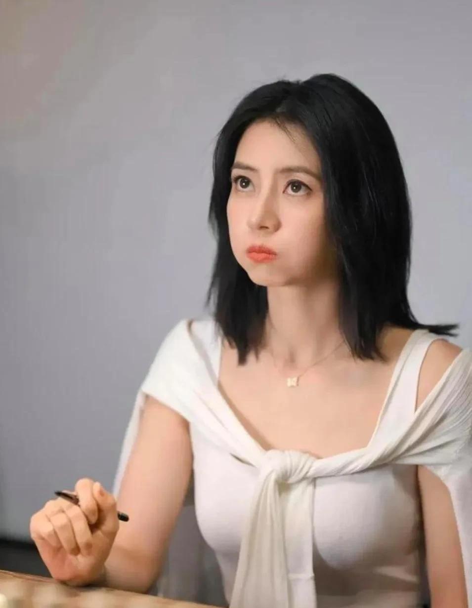 高圆圆，“国民女神”性感起来也是“杀伤力”十足的。原来她不仅可以知性优雅，还可