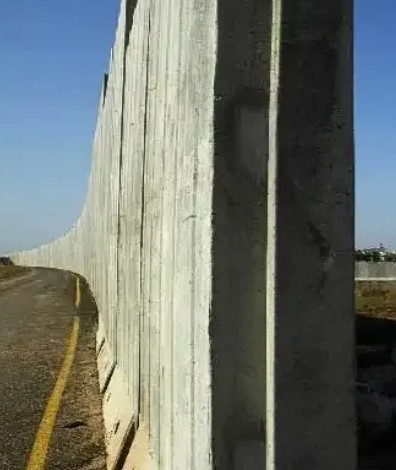 以色列在约旦河西岸修建的、长达712公里的隔离墙，早在2004年就被国际法院裁定