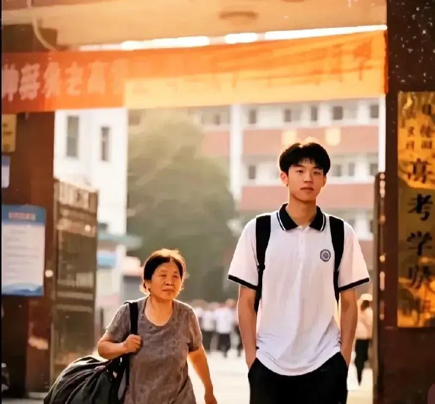 终于知道为什么这么多人喜欢“扁担女孩”了！咱们一起来看看下面两张图，就一目了然了