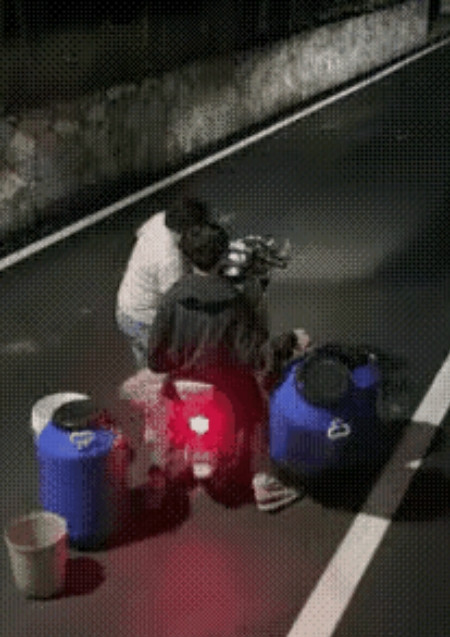 乐死我了！这绝对是亲妈，孩子也绝对是个好孩子，这一大堆东西搁身上，愣是一句怨言没