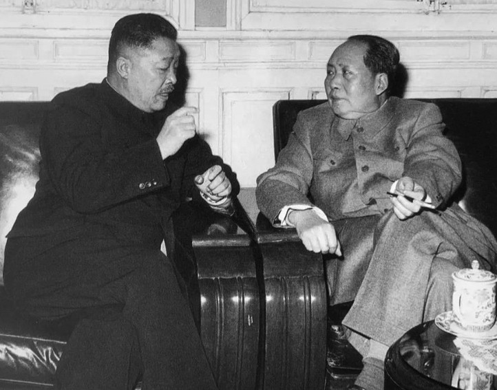1954年，贺老总被调到中央，担任副总理，结果遇到了一件“怪事”。原来，贺老