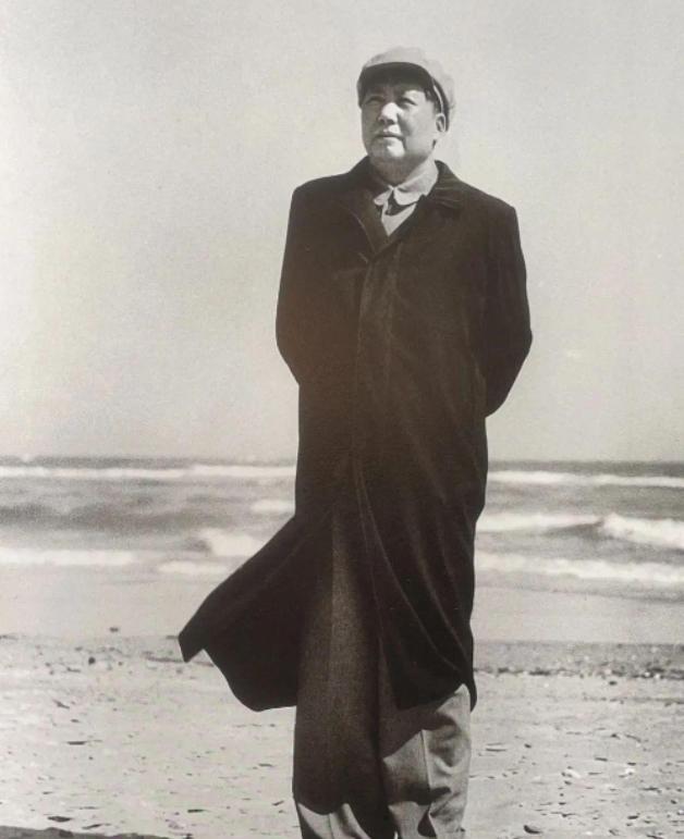 千万不能打美国！听听毛主席是怎么说的！当年抗美援朝时，很多人给毛主席提意