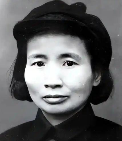 1960年，钱瑛到甘肃考察，谁料司机中途迷路，突然发现前面沟里有烟轻轻飘出，就开