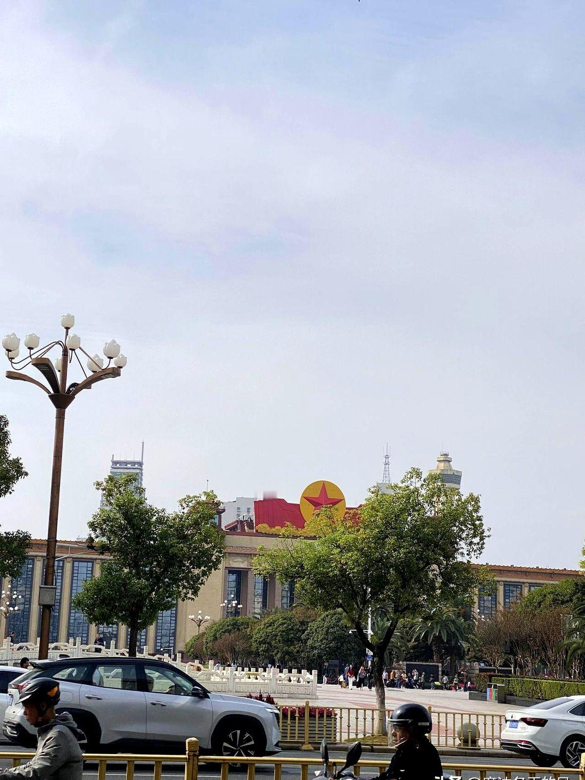 “晒步数”群里，老李昨天被老婆点名：再刷两万步，膝盖还要不要？他愣住——不是