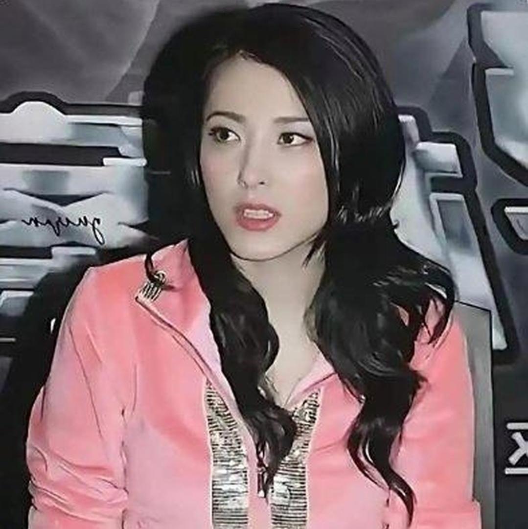 李连杰拿百年茶饼炫耀，没想到被曾黎一句话碾压李连杰在活动上拿出珍藏108年