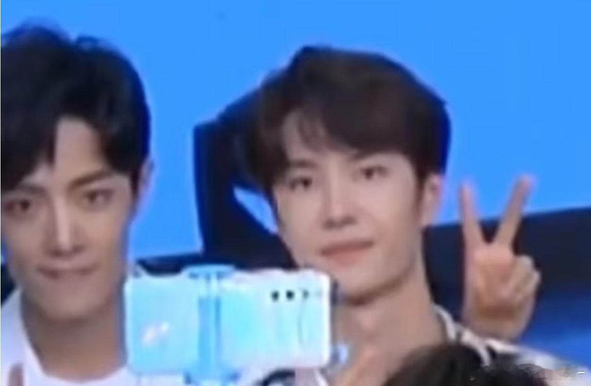 笑死我了肖战把手搭在王一博肩上王一博都不敢动了啊哈哈哈哈