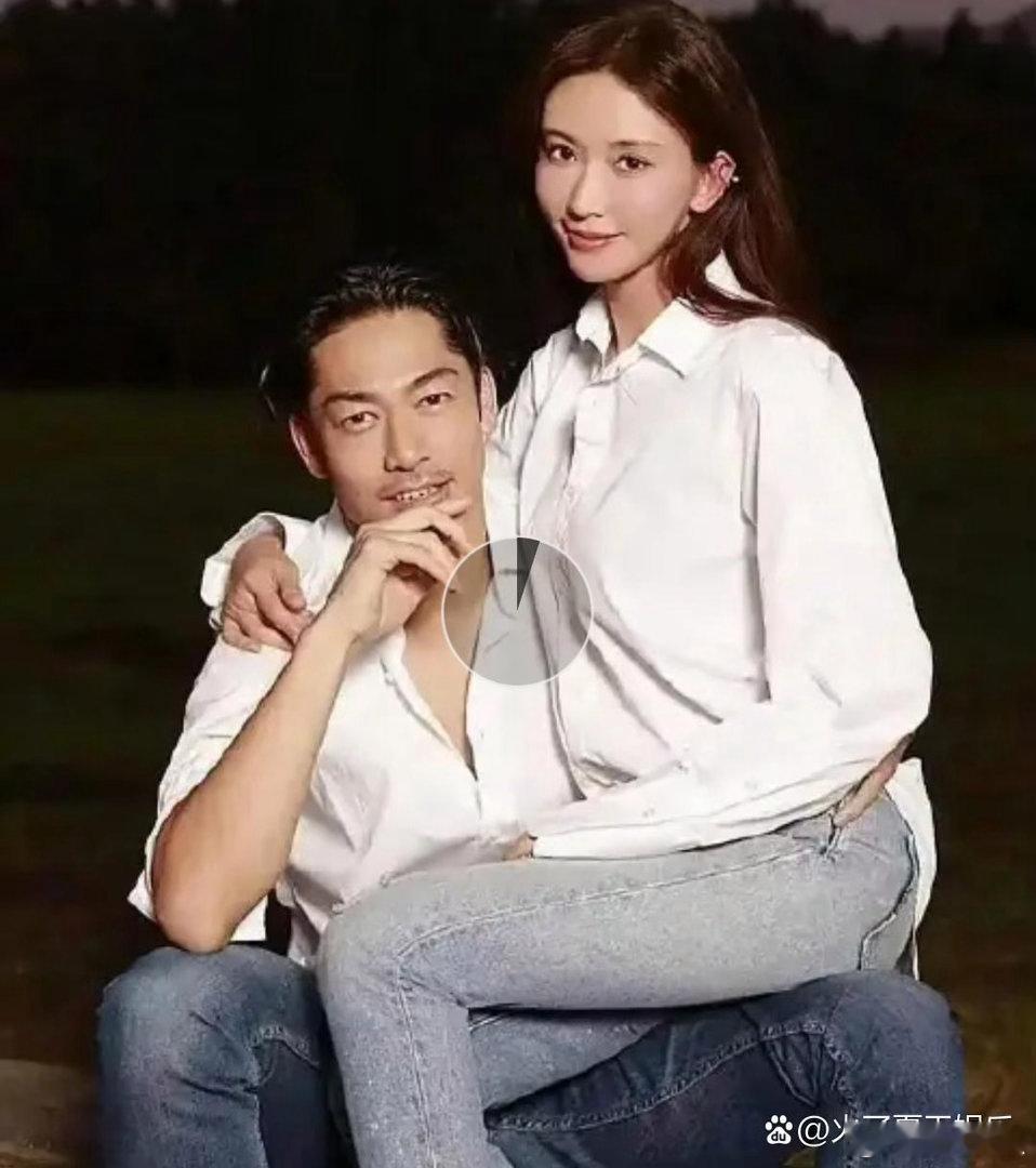 林志玲与黑泽良平合拍写真，依偎在丈夫怀中神态娇羞，眉眼之间全是藏不住的幸福感。