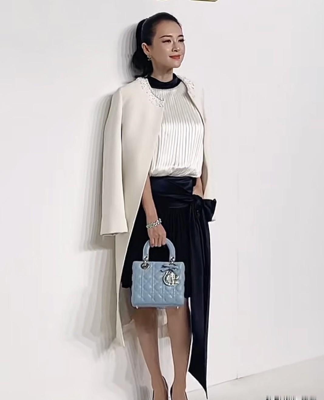 46岁。刚离完婚。这是章子怡？镜头怼到锁骨，后背笔直，体脂率低得像少女。