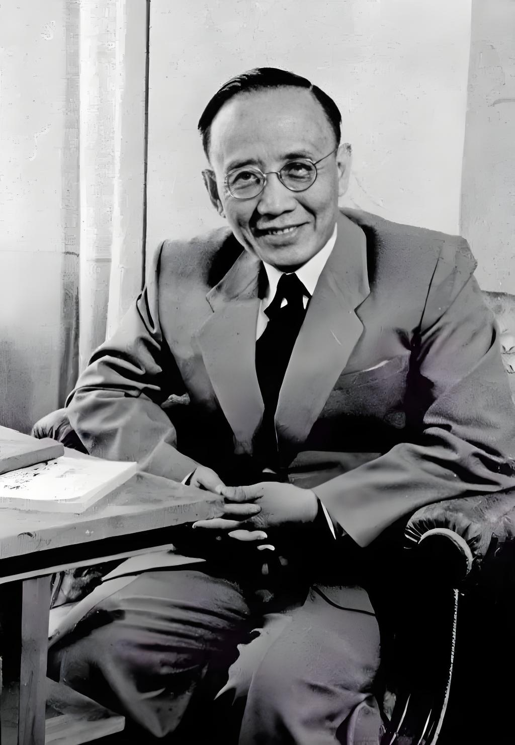 1965年，陆小曼临终前2个月，有一个年轻人每晚都溜进她家，夜深无人再悄悄离开。