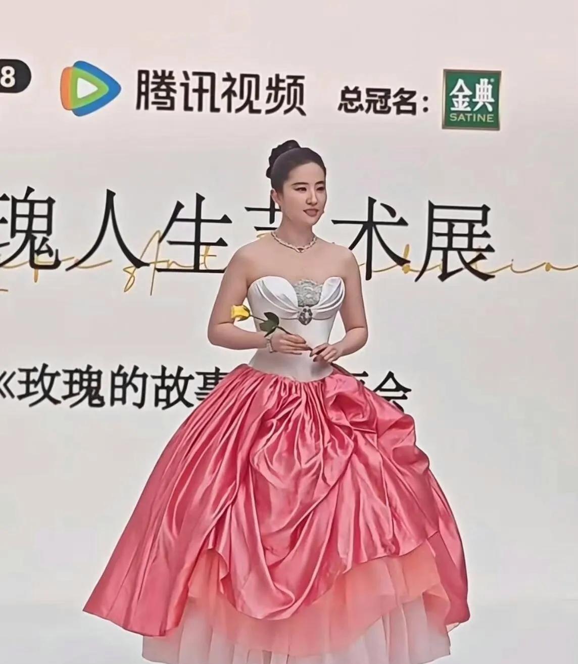 美如刘亦菲，也逃不过中年发福，不过她身高在那，看着也不算太胖。#刘亦菲身材#