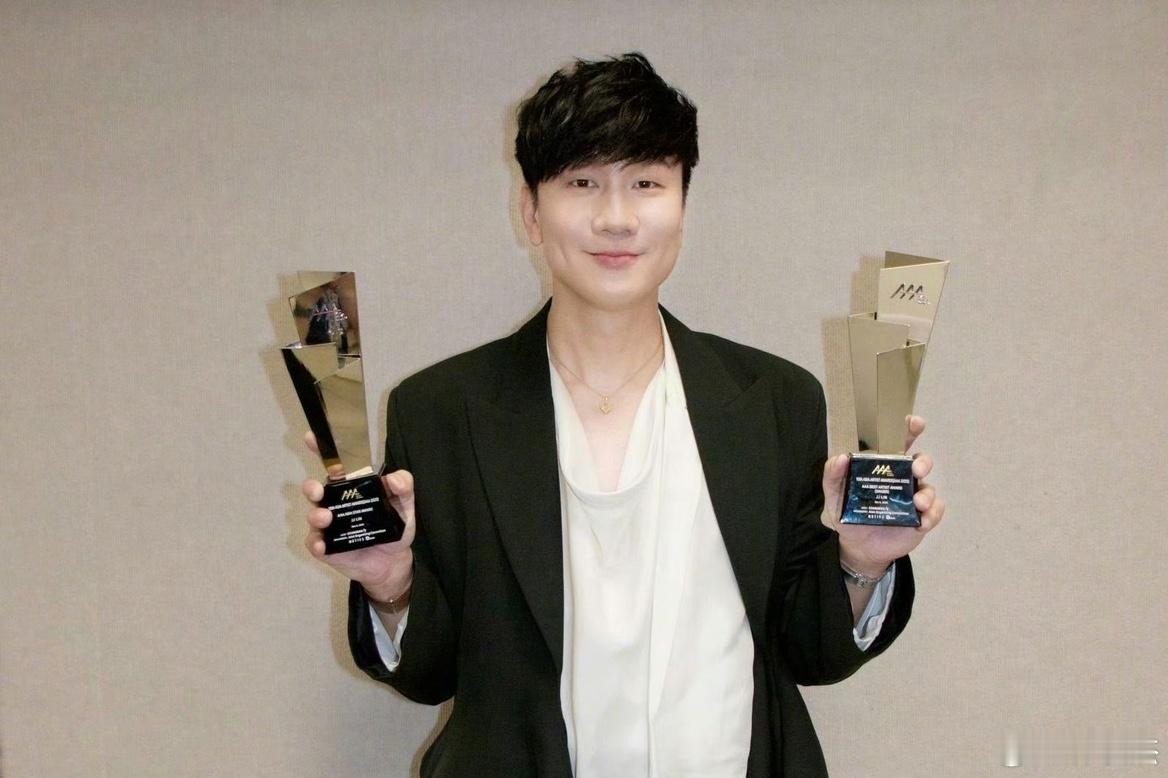 娱乐林俊杰回应AAA颁奖礼林俊杰晒与奖杯合照林俊杰晒了好多合照