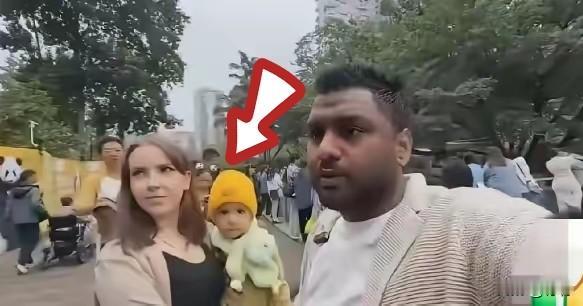 一个印度留学生对着镜头说，要把全家族分批接到中国来住。理由说出来能让人愣一下