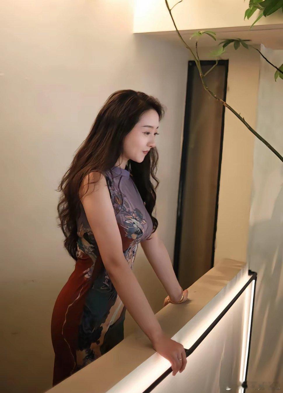 为何却断了情伤了心……