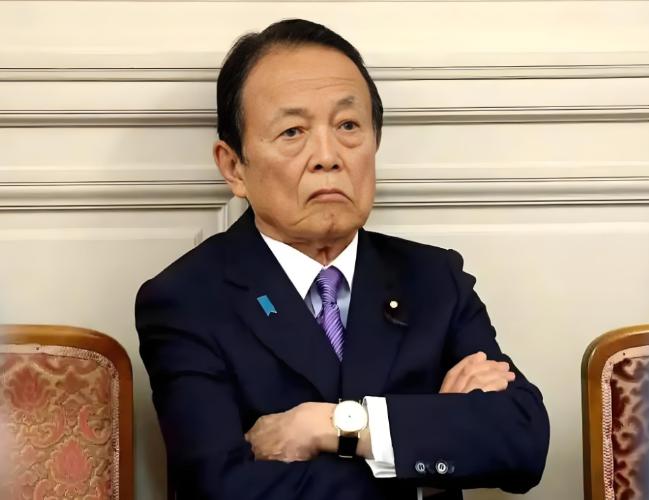 麻生太郎彻底不装了！就在众议院解散的最后关头，这个自民党的“太上皇”直接摊牌：以