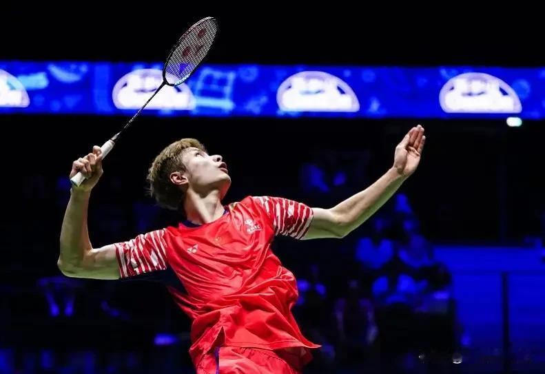 马来西亚羽毛球公开赛第二场男单半决赛，卫冕冠军石宇奇以21-13、21-14击败