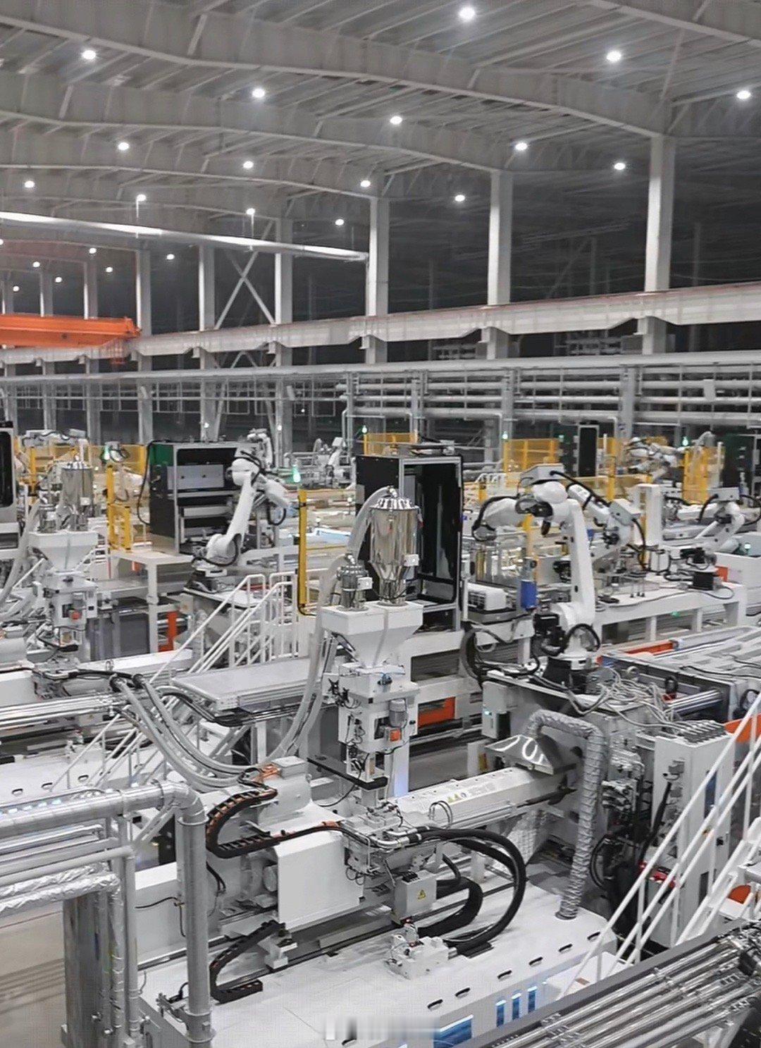 很难想象小米从一个互联网公司变成重资产公司，目前已经有小米手机工厂、小米汽车工厂