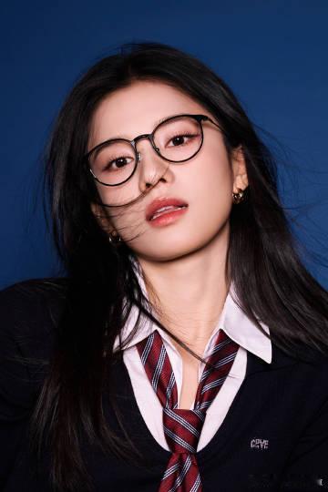 张婧仪美式学院风张婧仪学姐情书放你桌上了美式学院写真，白衬衫配领带，氛围感直接拉