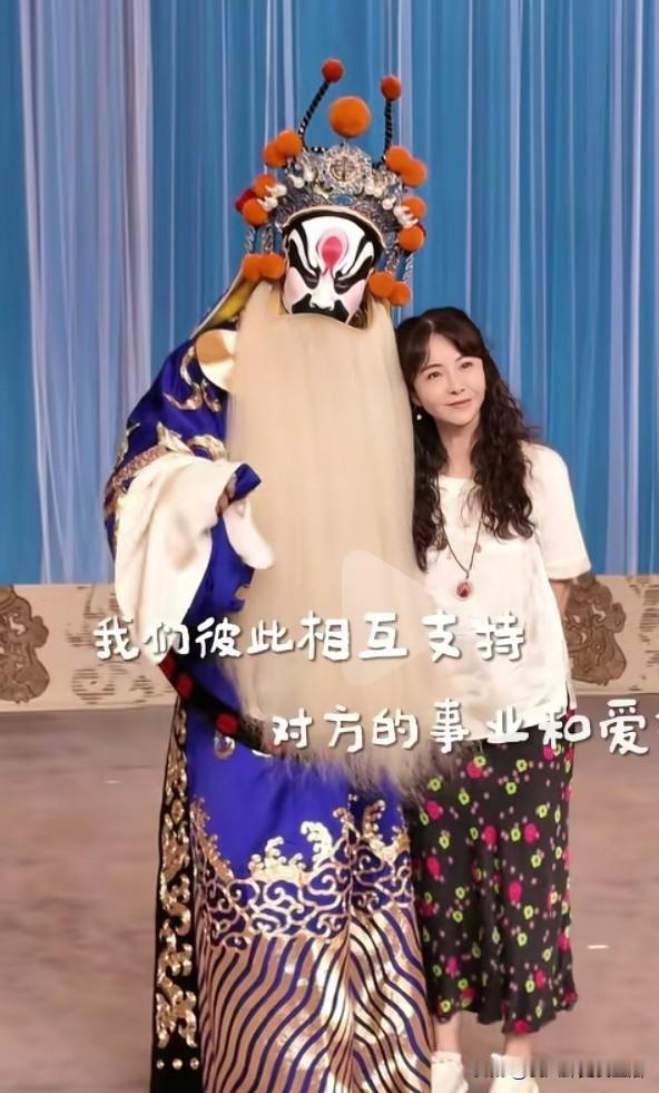 大家都知道连奕名是科班的京剧演员出身，后来做了演员，导演，所以唱戏一直是他挥之不