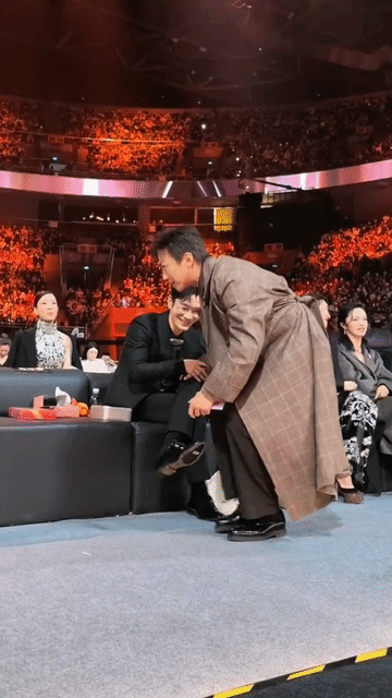 邓超，沈腾，成龙真的是地位越高越讲究，都是讲究人，以他们的咖位真的不必如此放低姿