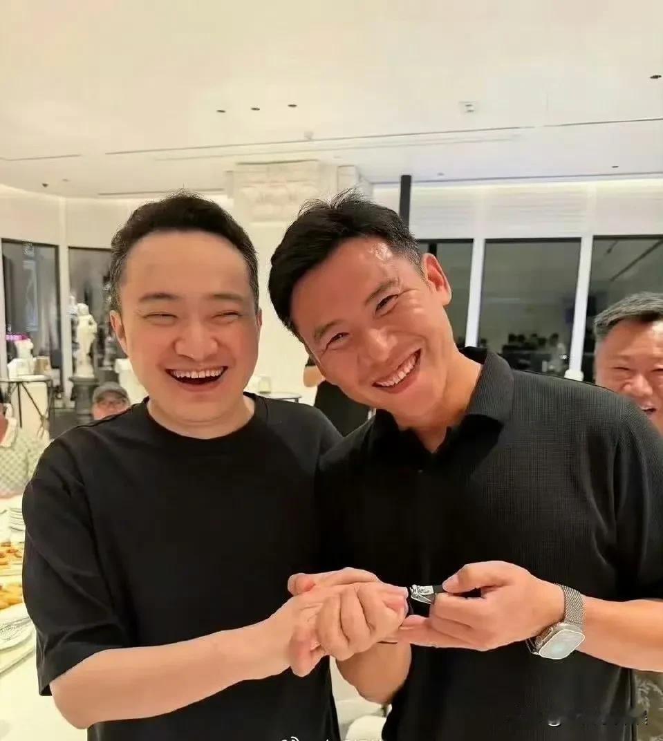 孙宇晨和汪小菲睡一个被窝的，难怪！景甜前男友85亿万富豪孙宇晨分手后，追回3