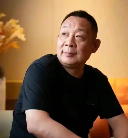 终于明白于东来的江湖地位为什么这么高了！今天（10月22日）罗永浩采访名创优品创