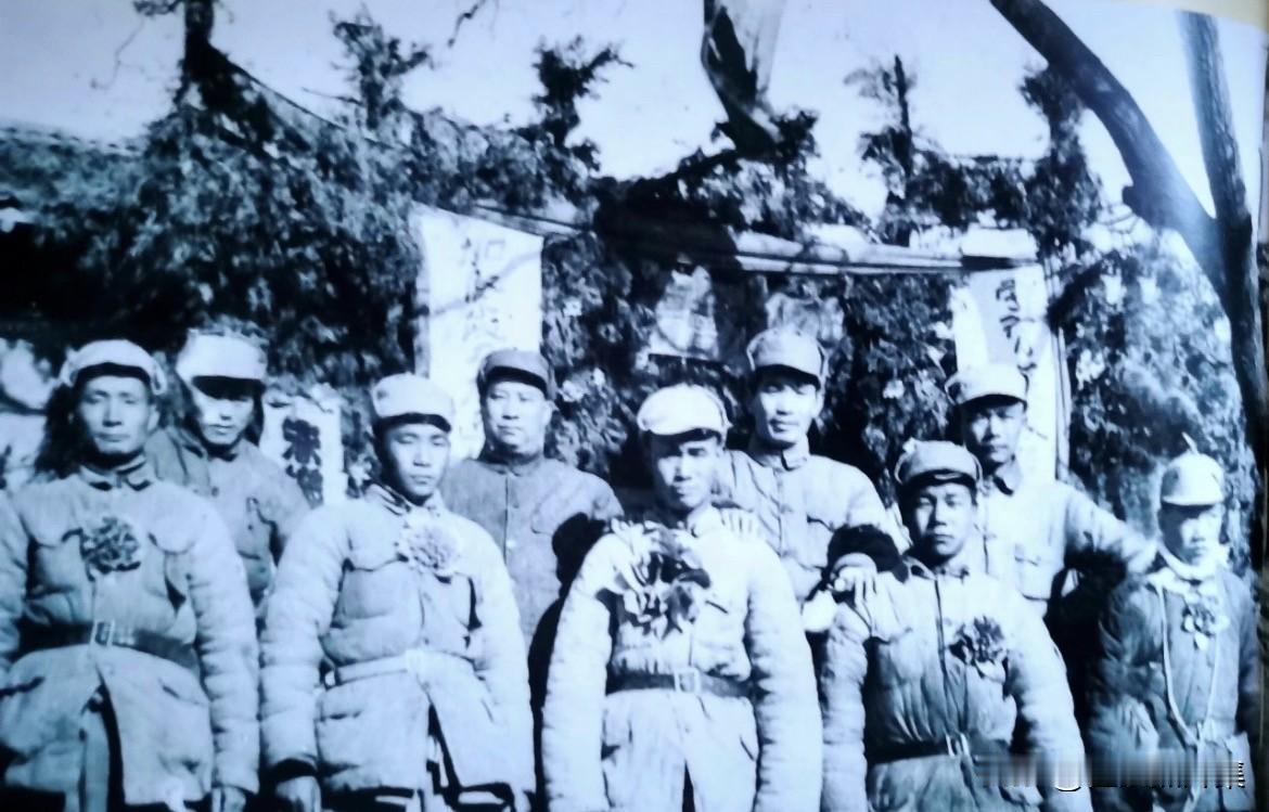 1948年，在宜川瓦子街战役结束后，西北野战军第一纵队司令员贺炳炎（后排左2）、