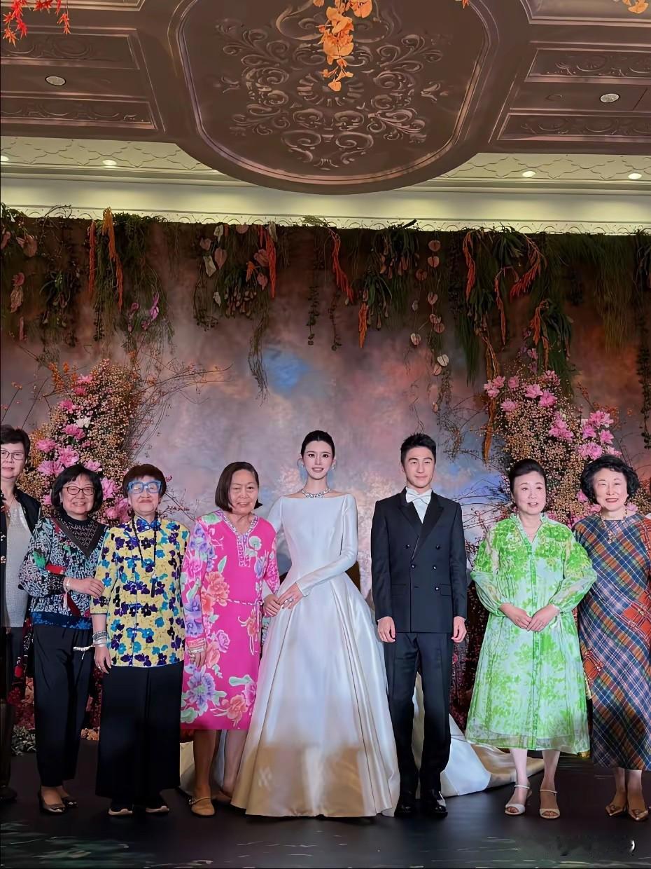 汪明荃和另外两位长辈的着装亮了，三人成为了何猷君婚礼答谢宴的亮丽风景线。绿的、黄