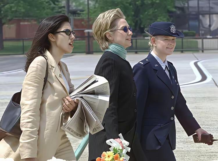 看这助理，就知希拉里不简单了！希拉里的旁边，永远跟着一个漂亮的女助理，身材时尚