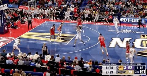 范德彪，进三分了，弹了进去...